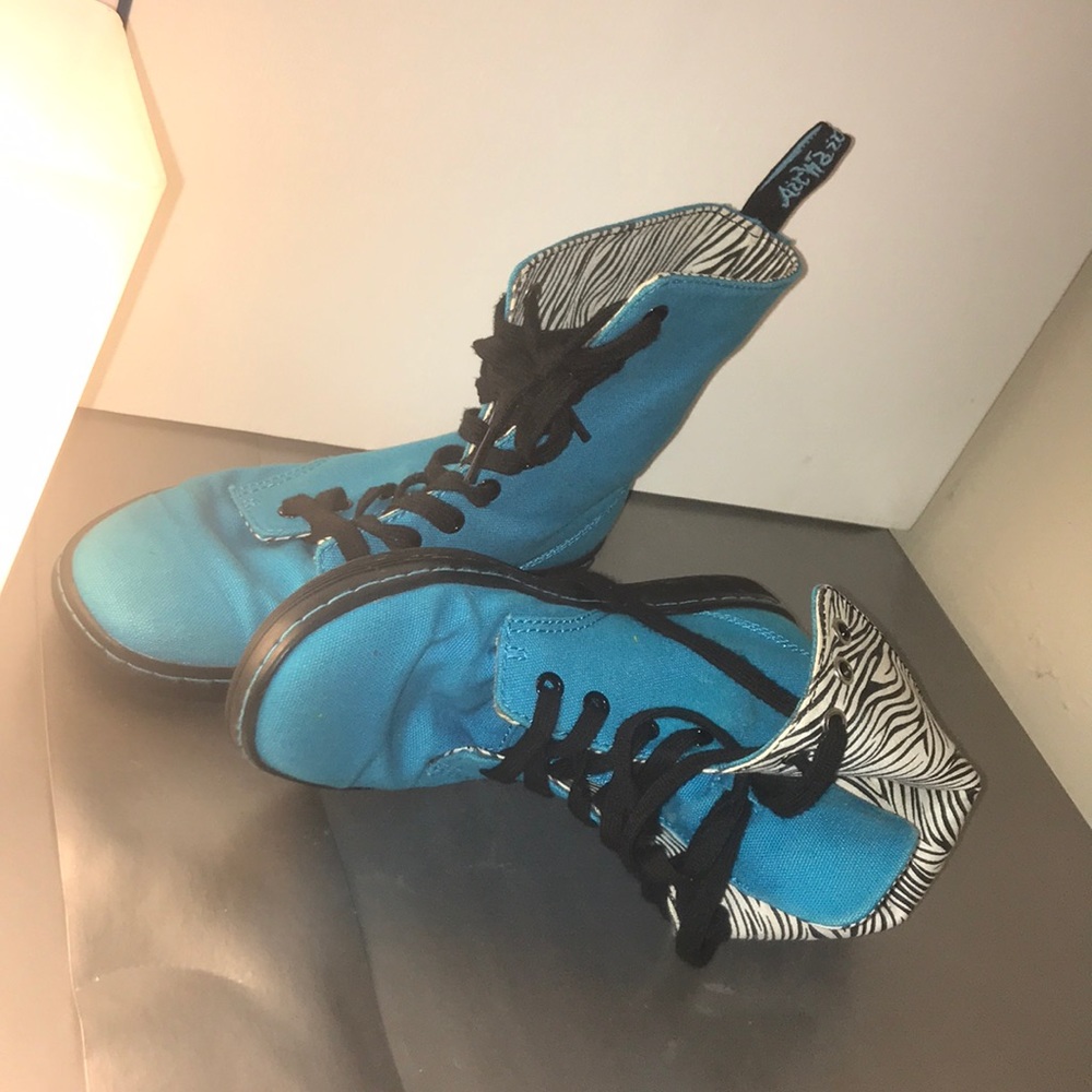 🐬DR. MARTEN STRATFORD💙